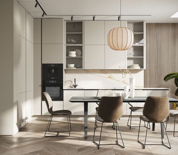 Helles Esszimmer im modernen Japandi Style mit Blick auf weiße Küche.