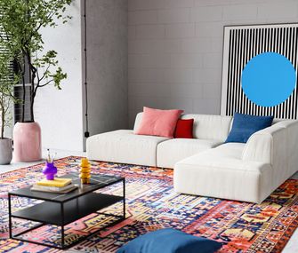 Modern eingerichtetes Wohnzimmer mit beigem Ecksofa.