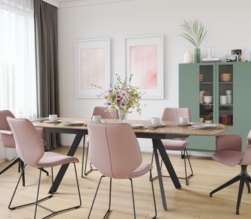 Modernes Esszimmer in Pastellfarben mit rosa Stühlen, Esstisch aus Eiche und Highboard in grün.