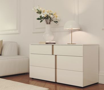 Minimalistische Kommode in Weiß.