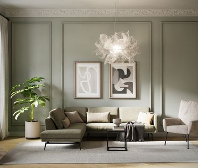 Grünes Sofa in monochromem Interior.