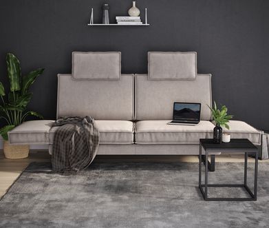 Beiges 2-Sitzer-Soa vor dunkelblauer Wand mit grauer Decke und kleinem Beistelltisch