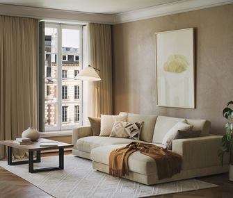 Wohnzimmer in hellen Erdtönen eingerichtet.