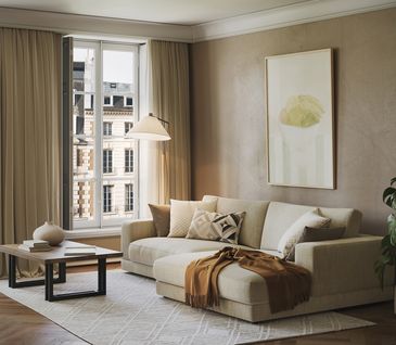 Wohnzimmer in hellen Erdtönen eingerichtet.