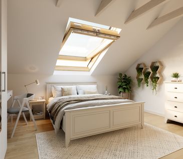 Schlafzimmer mit Dachschräge mit beigem Bett dekoriert mit hellen Kissen und Tagesdecke. Beige Kommode, grüne Pflanzen und Schreibtisch mit Stuhl neben Bett.