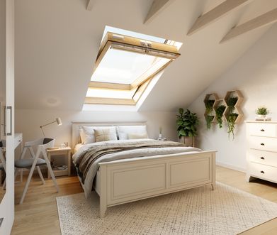 Schlafzimmer mit Dachschräge mit beigem Bett dekoriert mit hellen Kissen und Tagesdecke. Beige Kommode, grüne Pflanzen und Schreibtisch mit Stuhl neben Bett.