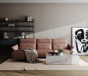 Rotbraunes 3-Sitzer Ledersofa vor schwarzem Regal mit weißem Marmor-Beistelltisch.