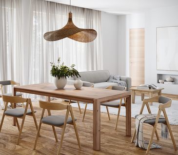 Natürlich eingerichtetes Esszimmer mit Wohnbereich.