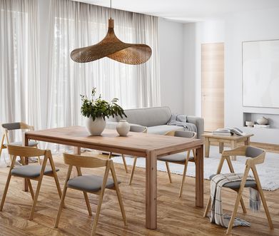 Natürlich eingerichtetes Esszimmer mit Wohnbereich.