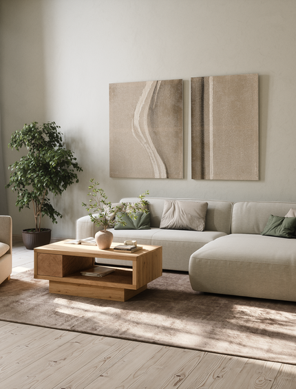 Hellgraues Ecksofa mit Kissen und Deko in der Farbe Cappuccino.