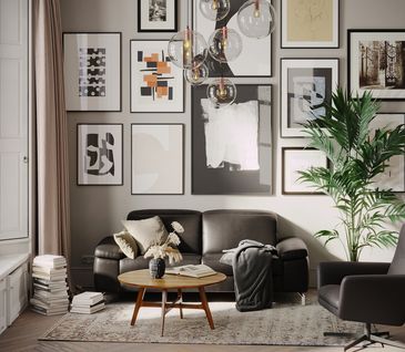 Gemütliches Wohnzimmer mit schwarzem 2-Sitzer Ledersofa vor Wand mit vielen Bildern mit Drehsessel und Holz-Couchtisch.