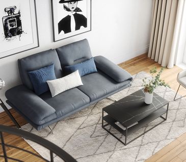 Vogelperspektive auf graues Sofa mit blauen und weißem Kissen vor schwarzem Couchtisch