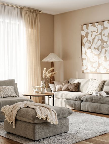 Gemütliches Wohnzimmer in Beige und Grau eingerichtet mit Sofa, Sessel, Hocker, Highboard und Couchtischen.