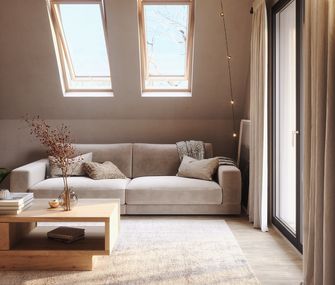 Beiges Sofa mit Cord-Stoff auf weißem Teppich mit Couchtisch aus Massivholz.