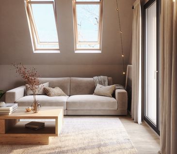 Beiges Sofa mit Cord-Stoff auf weißem Teppich mit Couchtisch aus Massivholz.