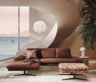 Ecksofa in der Farbe Terrakotta in kunstvollem, modernem Wohnzimmer mit passendem Hocker und rundem Beistelltisch.