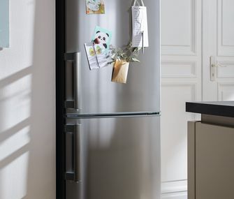 Kühl-Gefrierkombination aus Edelstahl in einer Familienküche