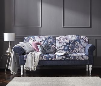 Sofa im Englischen Landhausstil mit Blumenmuster.