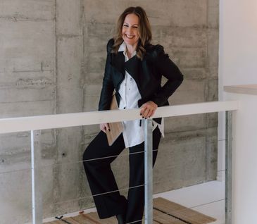 Miriam Kalina in moderner Wohnung.