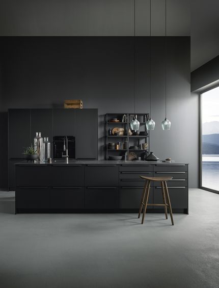 Schwarze Inselküche mit Barhocker.