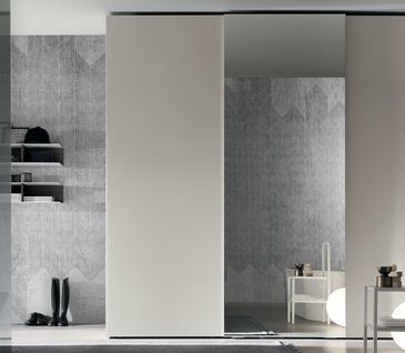 Weiße Schlafzimmermöbel: Kleiderschrank mit großem Spiegel.