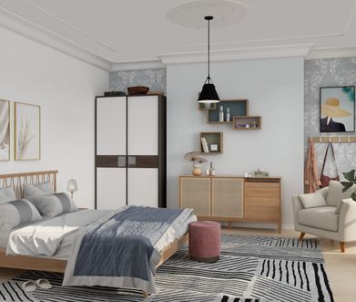 Hell eingerichtetes Schlafzimmer mit Doppelbett, Nachttisch, weißem Schrank, Holz-Sideboard und beigem Sessel.