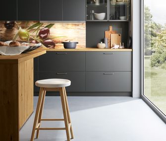 Schwarze Küche mit Holzakzenten