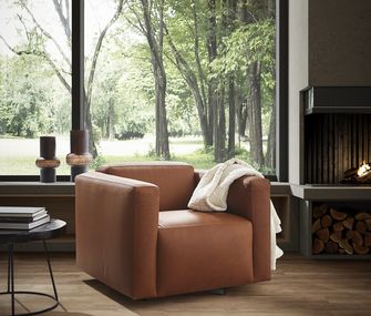 Ledersessel in der Farbe Cognac in natürlich eingerichtetem Wohnzimmer.