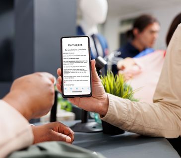 Mann zeigt Actionscode am Mobiltelefon beim Kauf vor.