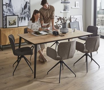 Urban eingerichtetes Esszimmer mit drehbaren Stühlen und Esstisch.