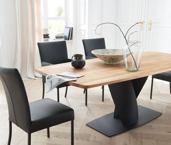 Eleganter Massivholz Esstisch mit schwarzem Gestell