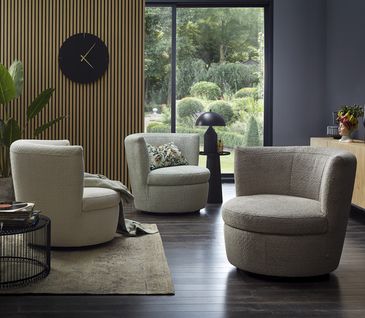 Drei runde Sessel in modernem Design in unterschiedlichen, gedeckten Farben.