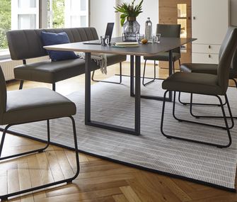 Sitzgruppe mit Esszimmerbank und Polsterstuhl um Tisch aus Holz