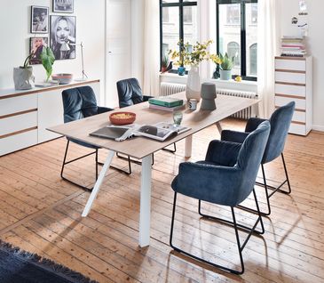 Esstisch mit weißen Beinen von Raum.Freunden