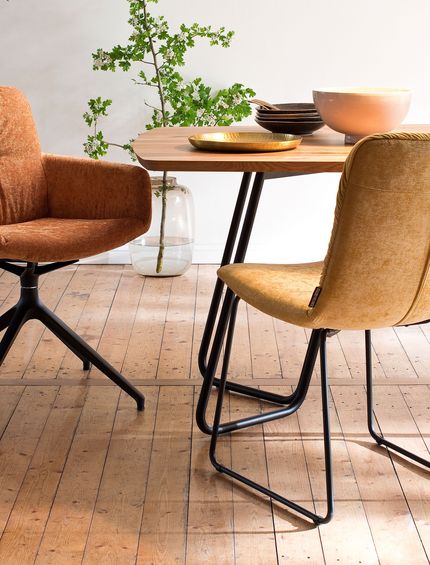 Esstisch mit zwei Stühlen in Ocker und Senf-Gelb.