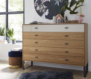 Kommode aus Holz mit einer Schubladenfront aus gefärbtem Glas