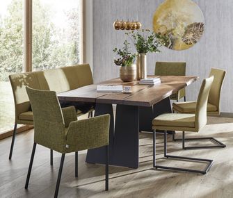 Grüne Esszimmerstühle in einem klassisch eingerichteten Esszimmer