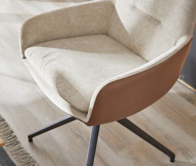 Polsterstuhl mit Armlehnen in beigem Stoff und braunem Leder.