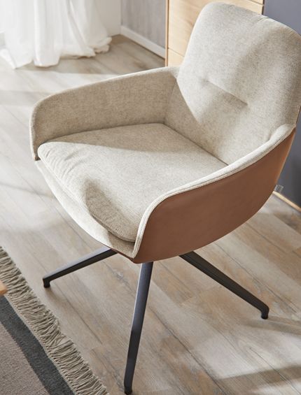 Polsterstuhl mit Armlehnen in beigem Stoff und braunem Leder.