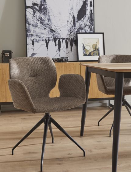 Armlehnstuhl in der Farbe Taupe in modernem Esszimmer