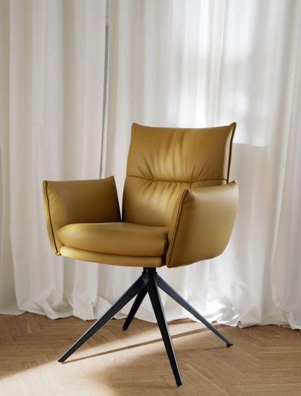 Lederstuhl mit Armlehnen in Senf-Gelb