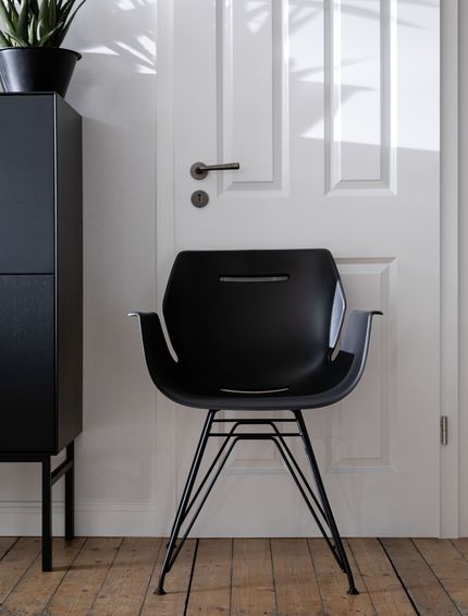 Schwarzer Stuhl aus Kunststoff.