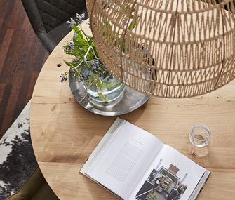 Runder Esstisches mit Tischplatte und Gestell aus Massivholz