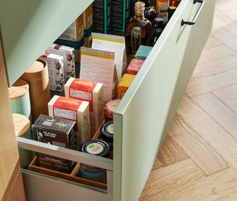 Stauraumschublade in einer mintfarbenen Küche