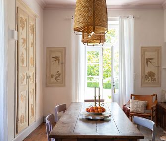 Entree mit Tapete mit Vögel- und Blumenmotiven.