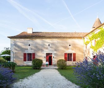 Französisches Landhaus eingerahmt von Lavendel.