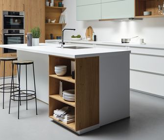 Finden Sie auf Homepoet Ihre Traumküche! Inselküche in weiß und Holz mit Essplatz mit Barhockern
