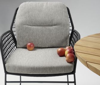Design-Gartenstuhl mit hellgrauen Polstern und Armlehnen.