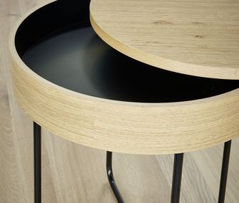 Beistelltisch mit runder Platte und Geheimfach dekoriert mit einer Pflanze