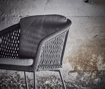 Gepolsterter Gartenstuhl in Anthrazit.